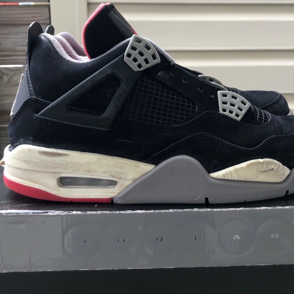 Air Jordan 4 bred